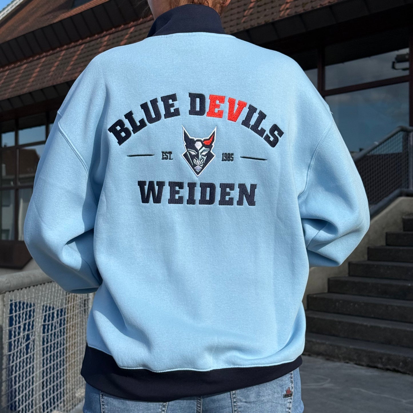 Half Zip Sweater gestickt hellblau