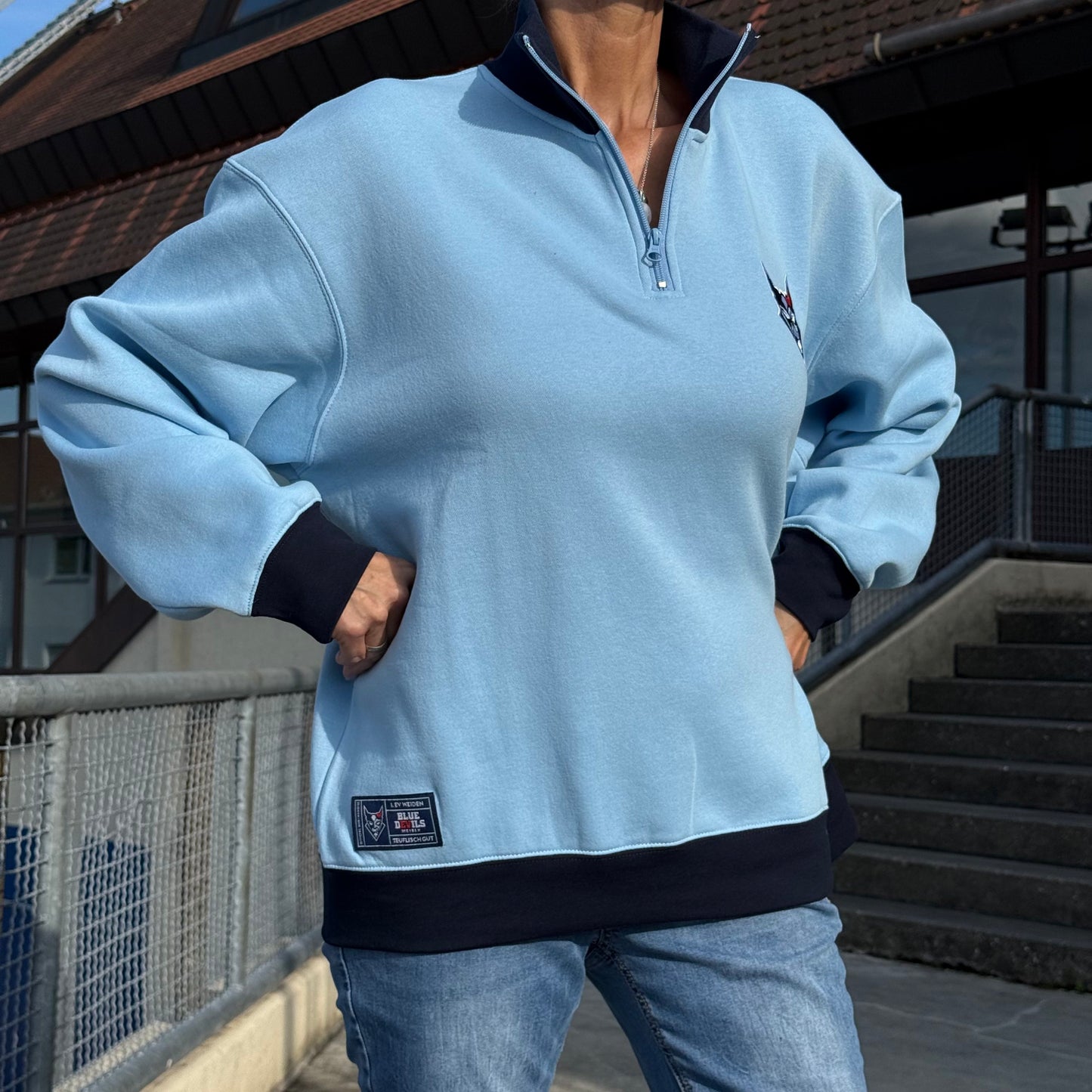 Half Zip Sweater gestickt hellblau