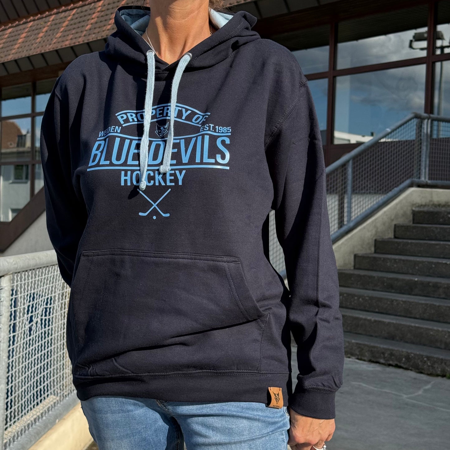 Hoodie 'Property' mit Leder-Label Hellblau/Dunkelblau
